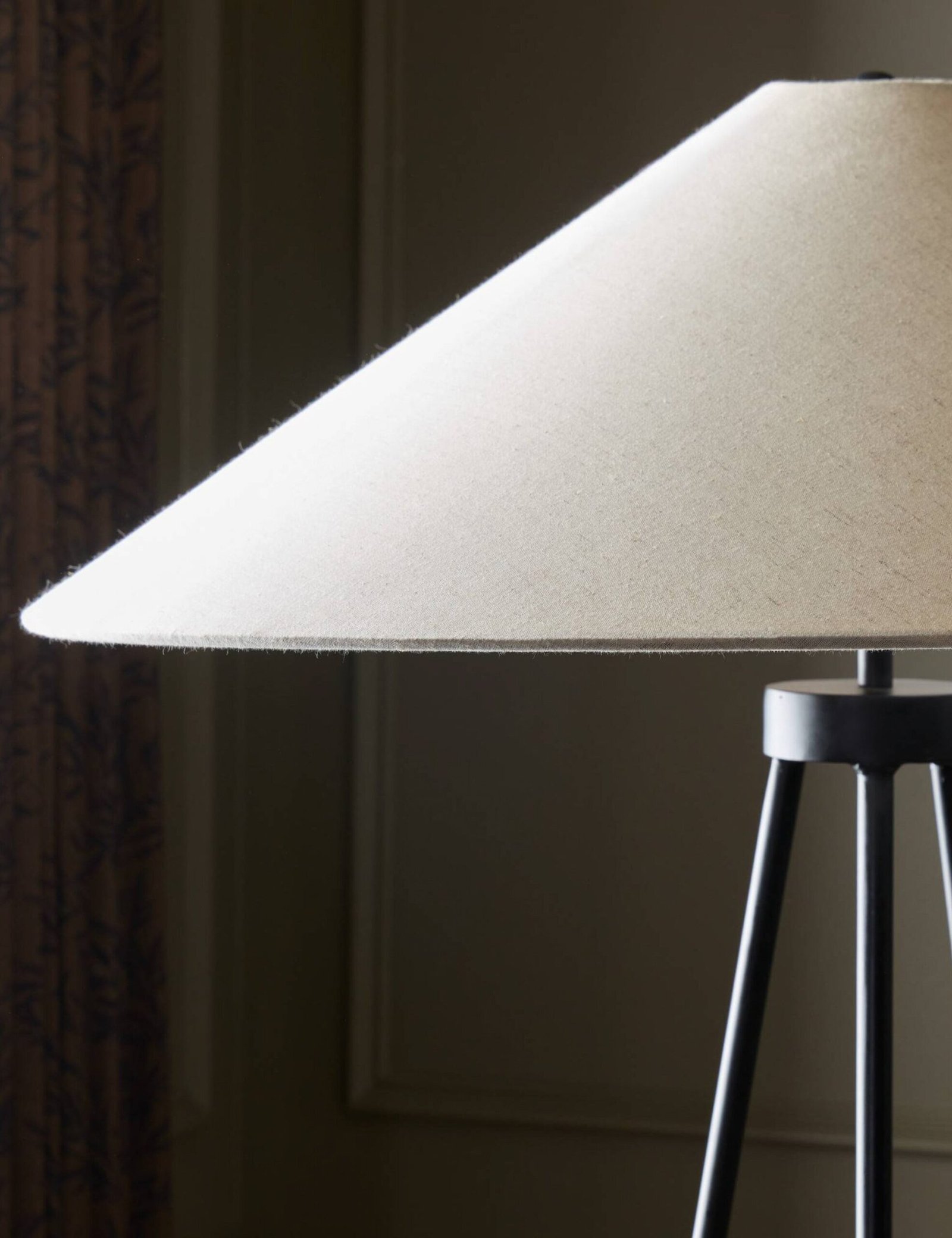 Alcúdia Wide Shade Tripod Floor Lamp – image 2