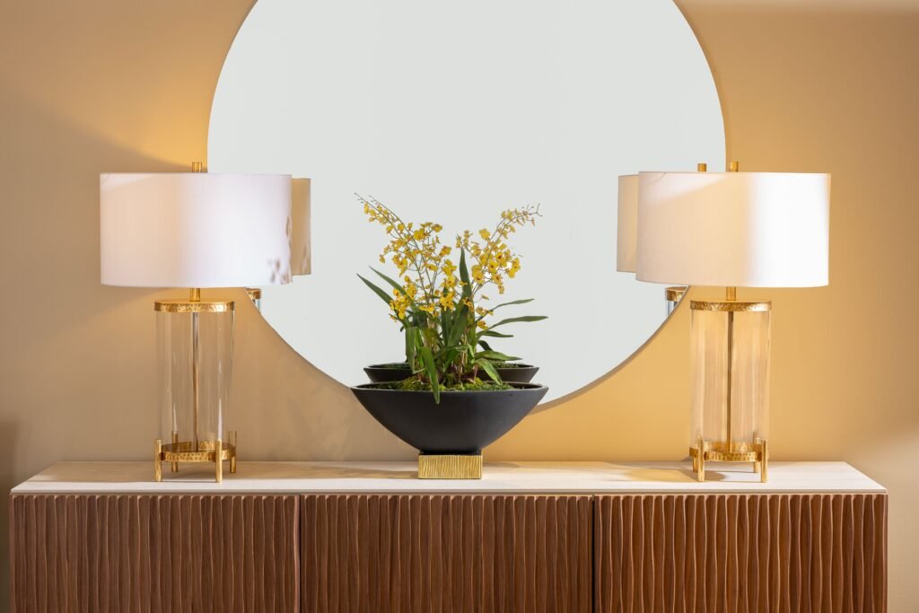 Omis Clear Glass Cylinder Body Table Lamp – image 3